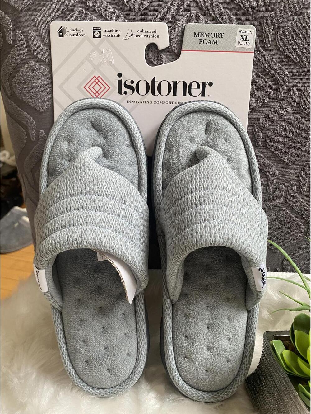 Isotoner Women's Memory Foam Light Gray Slippers - Indoor/Outdoor, size 8.5-9